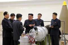 「水爆」とみられる物体を視察している北朝鮮の金正恩朝鮮労働党委員長(中央)。朝鮮中央通信が3日配信した(朝鮮通信=共同)