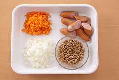 レンズ豆はさっと洗ってざるに上げ、水気をきる。ソーセージは斜め半分に切る。玉ねぎ、にんじんは粗みじん切りにする。