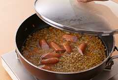 白ワインを加え、煮立ったら塩、水を加えてふたをして10分ほど煮る。レンズ豆がやわらくなったら火を止めてパセリを加える。器に盛り、マスタードを添える。