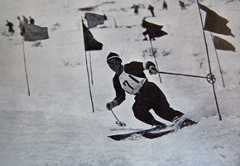 アルペンの第1回大会が滋賀県伊吹山で行われ、成年で回転・新複合を制した関口勇の滑り(スキー年鑑第11号より)