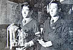 正装で表彰式に出席する関口勇(左)と関金三郎(スキー年鑑第11号より)