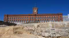 Abstieg in die Vergangenheit: Das 16-köpfige Team des Landesdenkmalamtes hat sich bis zum Urkern der Stadt vorgearbeitet.