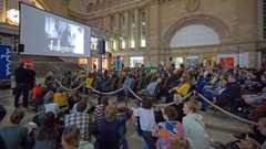 Beim ,,Special Screening“ im Leipziger Hauptbahnhof finden Festivalfilme ein großes Publikum.