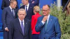 Bundeskanzler Friedrich Merz (CDU, rechts) bei einem multilateralen Treffen mit dem türkischen Präsidenten Recep Tayyip Erdogan.