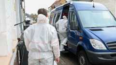 Die Spurensicherung der Polizei ist im Einsatz. Im Saarland ist ein Gerichtsvollzieher getötet worden. Er sei am Morgen in Ausübung seines Dienstes in Bexbach im Saarpfalz-Kreis gewaltsam ums Leben gekommen, teilte das Justizministerium in Saarbrücken mit.