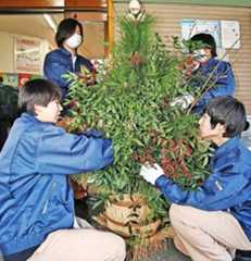 迎春準備 阿波池田駅前に門松がお目見え、池田高校生が飾り付ける