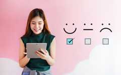 Chica, con emoticonos rodeándola