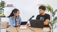 Dos jóvenes hablando para un podcast