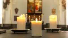 Foto: Swen Reichhold/Universität Leipzig Farbfoto: drei brennende Kerzen auf einem Altar