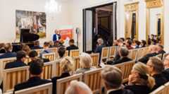 Prof. Dr. Katrin Böhning-Gaese beim Neuberufenen-Empfang Prof. Dr. Katrin Böhning-Gaese bei ihrer Rede beim Neuberufenen-Empfang im Club International vor Zuhörern am Rednerpult.