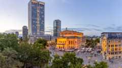 Panoramabild mit Alter Oper, Hochhaus und schönen Altbauten in Abendstimmung.