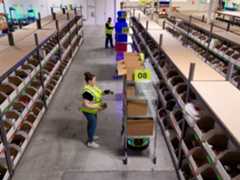 zebra-symmetry-fulfillment-photography-application-in-aisle-multiple-robots-pickers-overhead.jpg zebra-symmetry-fulfillment-photography-application-in-aisle-multiple-robots-pickers-overhead.jpg