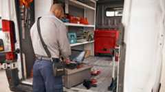 field-ops-photography-application-back-of-vehicle-entering-data-l10-xpad-zq511-rfd40-8688x5792-pix-300-dpi