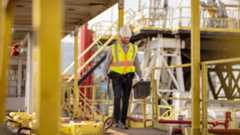 Utilites Photography Website Blog Man Walking Tablet In Hand 1280x720