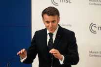 Macron vyzval na nastavenie pravidiel spolužitia s Ruskom