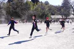 本学陸上競技部の学生が八王子市立楢原小学校の「走り方教室」で講師を務めました